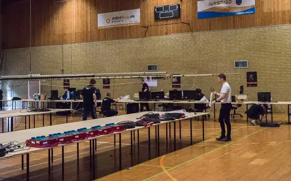 Fladså-Hallen i Næstved under opstilling, med udstyr lagt frem på bordene