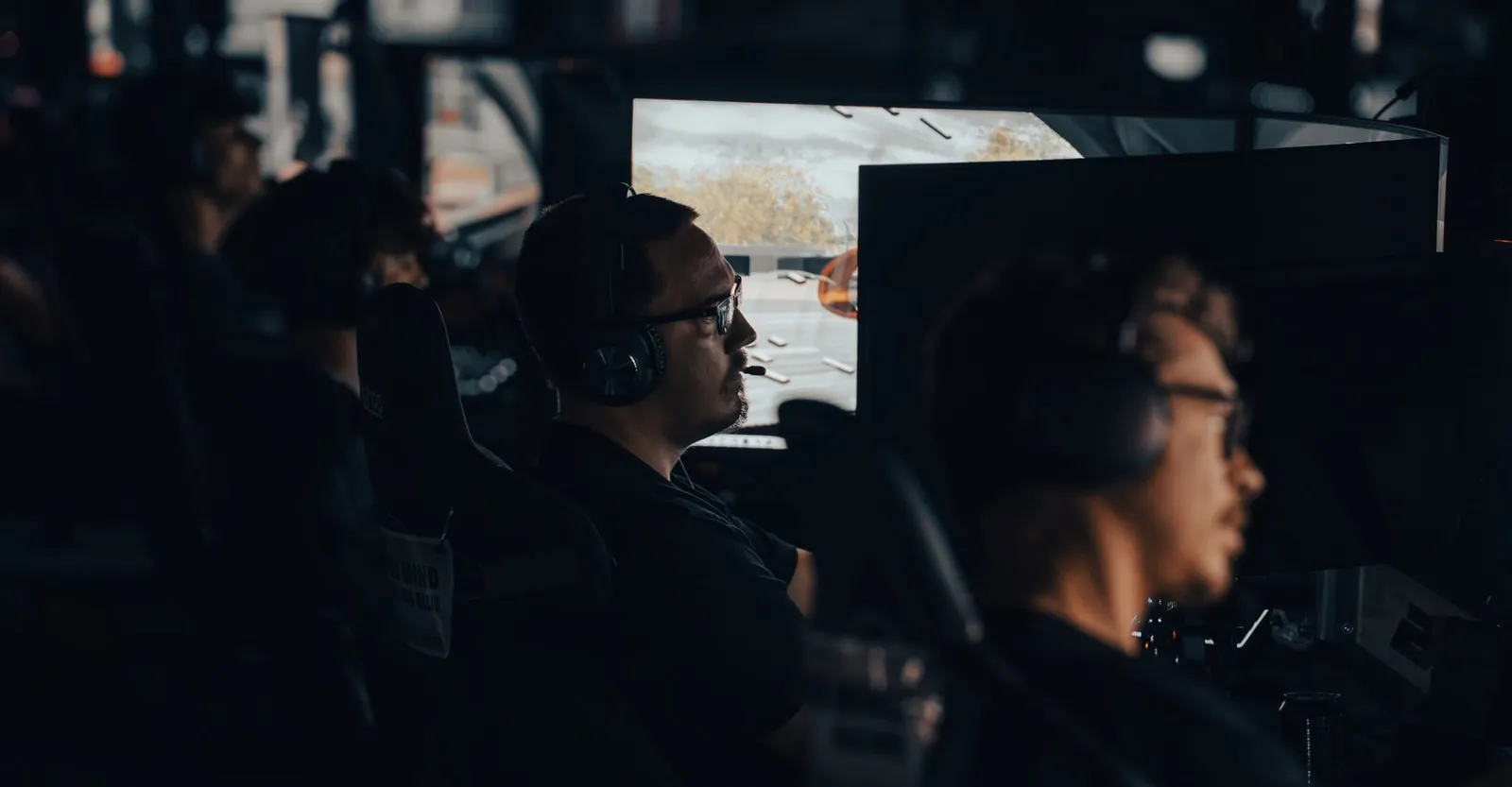 Simracere ved deres rigs i mørket til 24H LAN