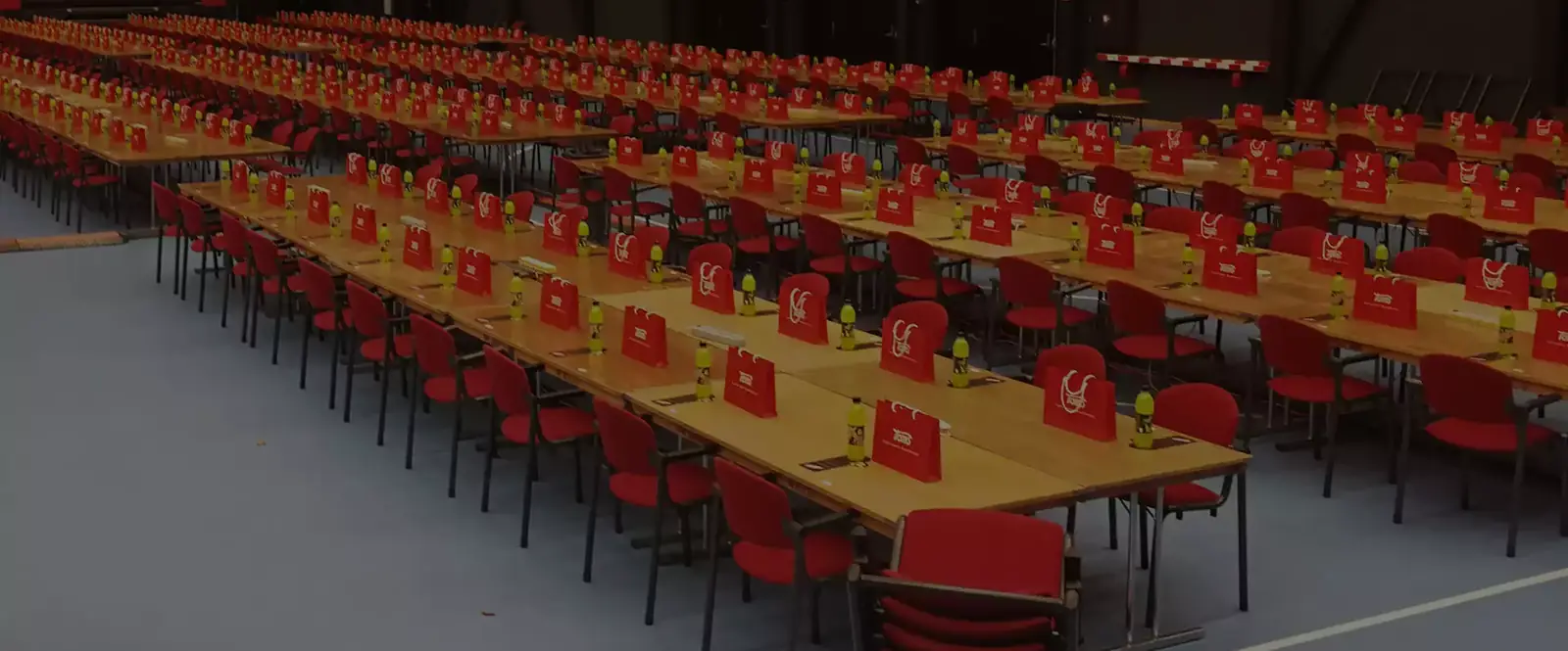 Rækker af opstillede borde med stikdåser, klar til deltagerne