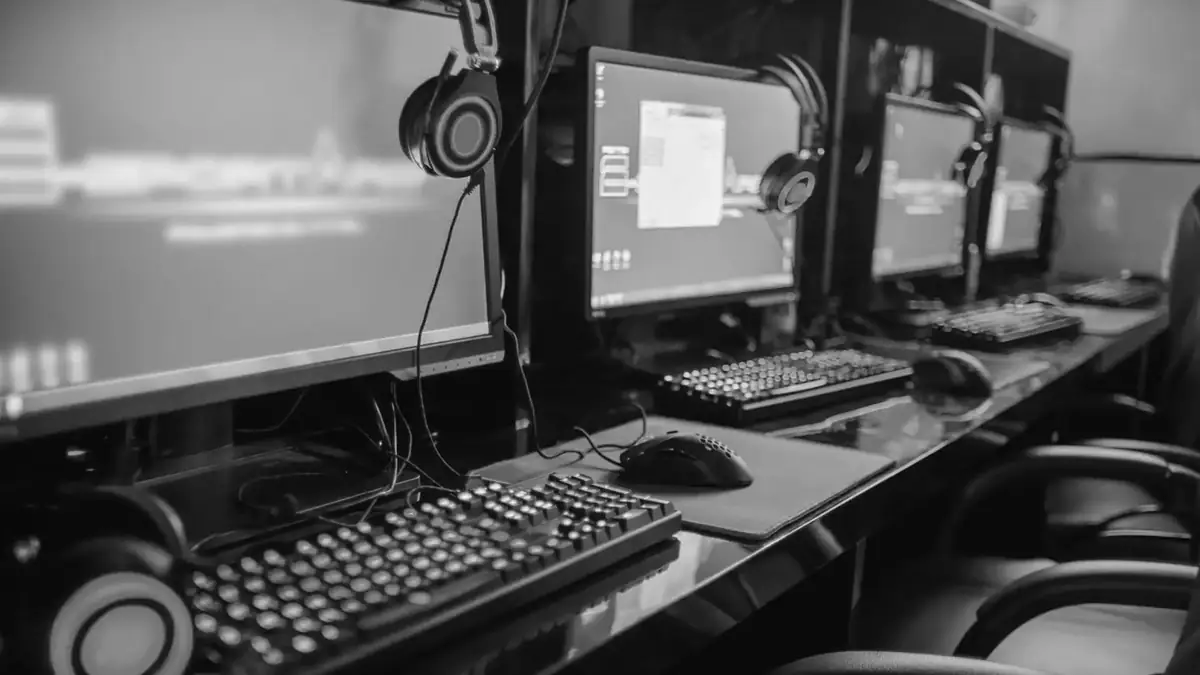 Deltagerplads med skærm og tastatur